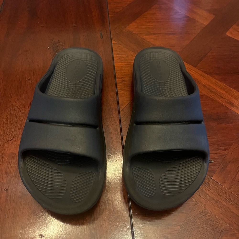 Black Oofos size M4/W6 (EU37)